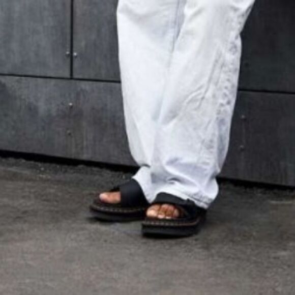 BRAND NEW Dr. MARTENS UNISEX DAX SLIDE HYDRO B SANDAL - Picture 1 of 16